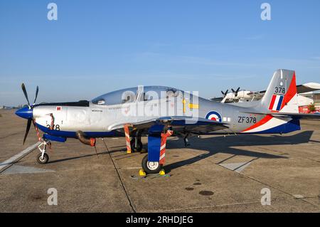 RAF Tucano T1 in Sonderfarben für 2011 auf Flugshows und Veranstaltungen in ganz Großbritannien. Royal Air Force Flugzeug in patriotischen Streifen. Stockfoto