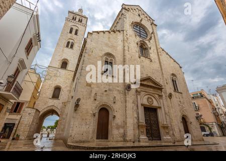 BARLETTA, ITALIEN, 8. JULI 2022 - Blick auf die Basilika Co-Cathedral von Santa Maria Maggiore in Barletta, Apulien, Italien Stockfoto