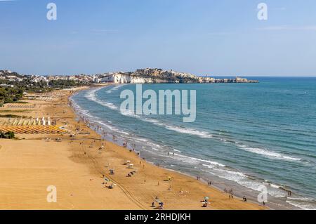 Luftaufnahme des Strandes von Vieste in Apulien, Italien Stockfoto