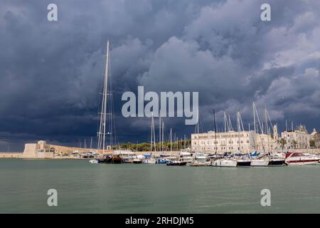 TRANI, ITALIEN, 8. JULI 2022 - Blick auf den Hafen von Andria, Apulien, Italien an einem bewölkten Tag. Stockfoto