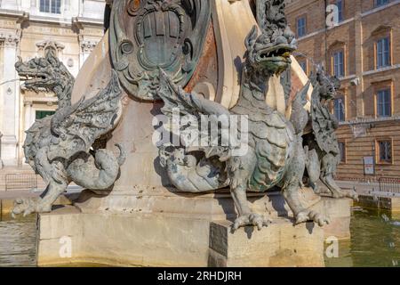 LORETO, ITALIEN, 5. JULI 2022 - Bronzestatuen mit geflügelten Drachen, Detail der Fontana Maggiore in Loreto, Italien Stockfoto