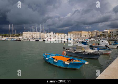 TRANI, ITALIEN, 8. JULI 2022 - Blick auf den Hafen von Andria, Apulien, Italien an einem bewölkten Tag. Stockfoto