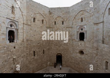 ANDRIA, ITALIEN, JULI 8. 2022 - Innere Castel del Monte, erbaut in achteckiger Form von Frederick II. Im 13. Jahrhundert in Apulien, Provinz Andria, A. Stockfoto