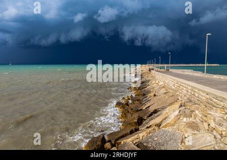 Der Pier von Trani, Provinz Barletta-Andria-Trani an der Adria, Apulien, Italien Stockfoto