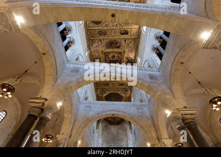 BARI, ITALIEN, 9. JULI 2023 - Innere der Basilika St. Nikolaus in Bari, Apulien, Italien Stockfoto