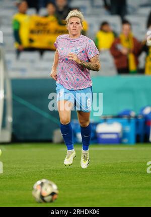 Englands Millie Bright erwärmt sich vor dem Halbfinalspiel der FIFA Women's World Cup im Stadium Australia, Sydney. Bilddatum: Mittwoch, 16. August 2023. Stockfoto