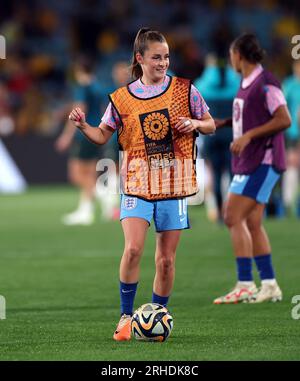 Der englische Ella Toone wärmt sich vor dem Halbfinalspiel der FIFA Women's World Cup im Stadium Australia, Sydney, auf dem Spielfeld auf. Bilddatum: Mittwoch, 16. August 2023. Stockfoto