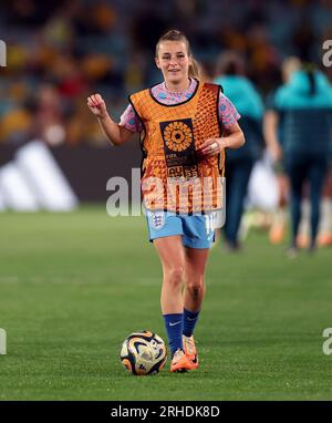 Der englische Ella Toone wärmt sich vor dem Halbfinalspiel der FIFA Women's World Cup im Stadium Australia, Sydney, auf dem Spielfeld auf. Bilddatum: Mittwoch, 16. August 2023. Stockfoto