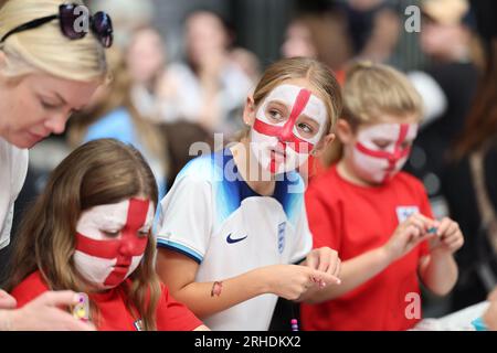 London, Großbritannien. 16. Aug. 2023. Die englischen Fans kommen zusammen, um eine Vorführung des Halbfinalspiels der FIFA Women's World Cup 2023 zwischen England und Australien im BOXPARK Wembley im Norden Londons zu sehen. Das diesjährige Turnier findet in Australien und Neuseeland statt. Foto: Ben Cawthra/Sipa USA Kredit: SIPA USA/Alamy Live News Stockfoto