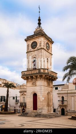 Der bürgerliche Uhrenturm, allgemein bekannt als der Uhrenturm, befindet sich auf der Piazza Plebiscito, Ceglie Messapica, Italien. Es wurde 1890 erbaut. Stockfoto