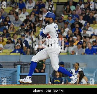 Los Angeles, Usa. 15. Aug. 2023. Los Angeles Dodgers Jason Heyward schlägt im fünften Inning im Dodgers Stadium in Los Angeles am Dienstag, den 15. August 2023, einen Doppelten gegen die Milwaukee Brewers. Foto: Jim Ruymen/UPI Credit: UPI/Alamy Live News Stockfoto