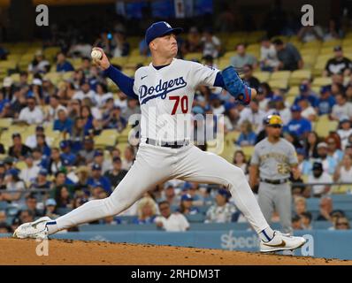 Los Angeles, Usa. 15. Aug. 2023. Die Los Angeles Dodgers, die den Pitcher starten, Bobby Miller windet an, um im vierten Inning im Dodgers Stadium in Los Angeles am Dienstag, den 15. August 2023, gegen die Milwaukee Brewers zu liefern. Foto: Jim Ruymen/UPI Credit: UPI/Alamy Live News Stockfoto