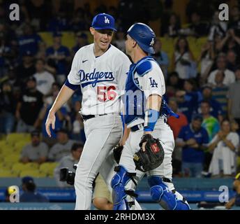 Los Angeles, Usa. 15. Aug. 2023. Ryan Yarbrough, der Reliever der Los Angeles Dodgers, feiert mit Catcher will Smith, nachdem er am Dienstag, den 15. August 2023, die Milwaukee Brewers 6-2 im Dodgers Stadium in Los Angeles besiegt hat. Foto: Jim Ruymen/UPI Credit: UPI/Alamy Live News Stockfoto