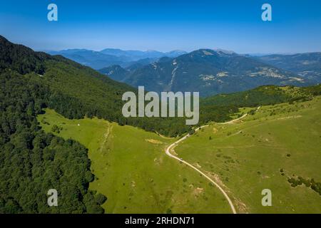 Blick aus der Vogelperspektive auf den Pass Coll de Jou, der die Berge von Sant Amand von Taga und Serra Cavallera trennt, in Ripollès (Girona, Spanien) Stockfoto