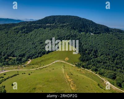 Blick aus der Vogelperspektive auf den Pass Coll de Jou und die Bergkette Sant Amand im Sommer (Ripollès, Girona, Katalonien, Spanien, Pyrenäen) Stockfoto