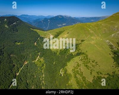 Blick aus der Vogelperspektive auf den Pass Coll de Jou, der die Berge von Sant Amand von Taga und Serra Cavallera trennt, in Ripollès (Girona, Spanien) Stockfoto