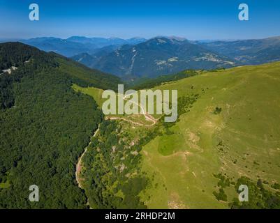 Blick aus der Vogelperspektive auf den Pass Coll de Jou, der die Berge von Sant Amand von Taga und Serra Cavallera trennt, in Ripollès (Girona, Spanien) Stockfoto