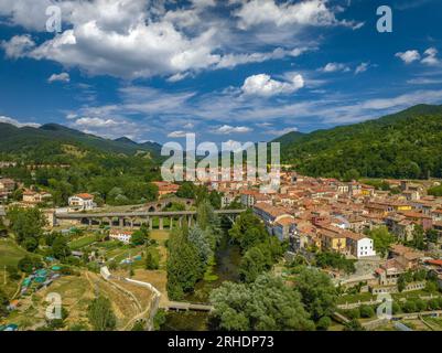 Luftaufnahme der neuen und alten Brücken über den Fluss Ter in der Stadt Sant Joan de les Abadesses (Ripollès, Girona, Katalonien, Spanien, Pyrenäen) Stockfoto