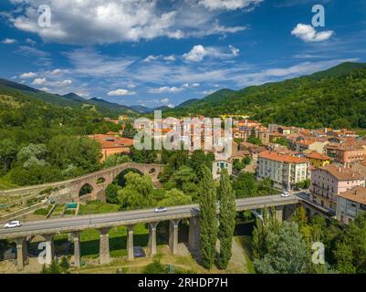 Luftaufnahme der neuen und alten Brücken über den Fluss Ter in der Stadt Sant Joan de les Abadesses (Ripollès, Girona, Katalonien, Spanien, Pyrenäen) Stockfoto