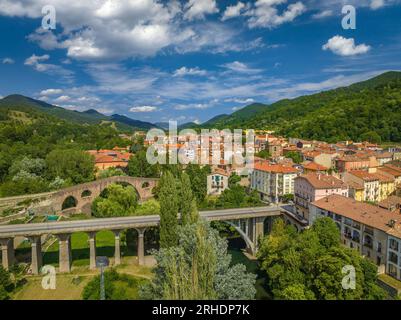 Luftaufnahme der neuen und alten Brücken über den Fluss Ter in der Stadt Sant Joan de les Abadesses (Ripollès, Girona, Katalonien, Spanien, Pyrenäen) Stockfoto