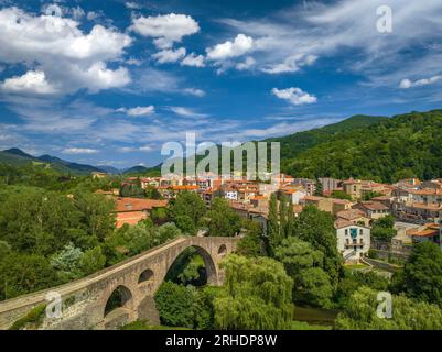 Luftaufnahme der alten Brücke über den Fluss Ter und der Stadt Sant Joan de les Abadesses (Ripollès, Girona, Katalonien, Spanien, Pyrenäen) Stockfoto