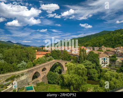 Luftaufnahme der alten Brücke über den Fluss Ter und der Stadt Sant Joan de les Abadesses (Ripollès, Girona, Katalonien, Spanien, Pyrenäen) Stockfoto