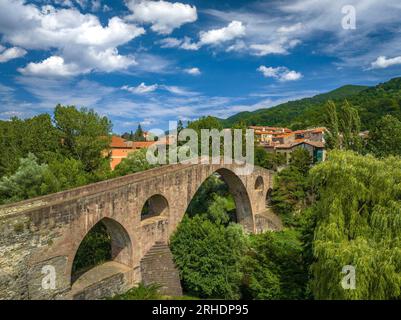 Luftaufnahme der alten Brücke über den Fluss Ter und der Stadt Sant Joan de les Abadesses (Ripollès, Girona, Katalonien, Spanien, Pyrenäen) Stockfoto