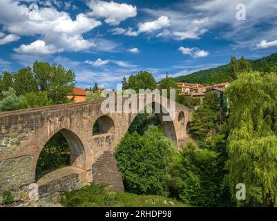 Luftaufnahme der alten Brücke über den Fluss Ter und der Stadt Sant Joan de les Abadesses (Ripollès, Girona, Katalonien, Spanien, Pyrenäen) Stockfoto