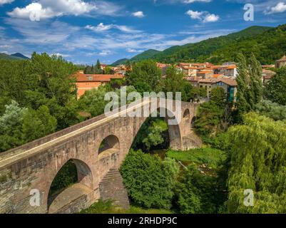 Luftaufnahme der alten Brücke über den Fluss Ter und der Stadt Sant Joan de les Abadesses (Ripollès, Girona, Katalonien, Spanien, Pyrenäen) Stockfoto