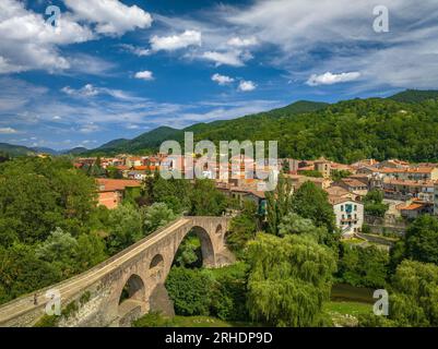 Luftaufnahme der alten Brücke über den Fluss Ter und der Stadt Sant Joan de les Abadesses (Ripollès, Girona, Katalonien, Spanien, Pyrenäen) Stockfoto