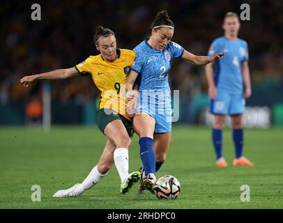 Englands Lucy Bronze und Australiens Caitlin Foord (links) kämpfen beim Halbfinalspiel der FIFA Women's World Cup im Stadium Australia, Sydney, um den Ball. Bilddatum: Mittwoch, 16. August 2023. Stockfoto