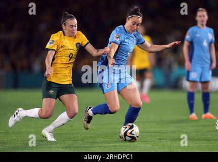 Englands Lucy Bronze und Australiens Caitlin Foord (links) kämpfen beim Halbfinalspiel der FIFA Women's World Cup im Stadium Australia, Sydney, um den Ball. Bilddatum: Mittwoch, 16. August 2023. Stockfoto