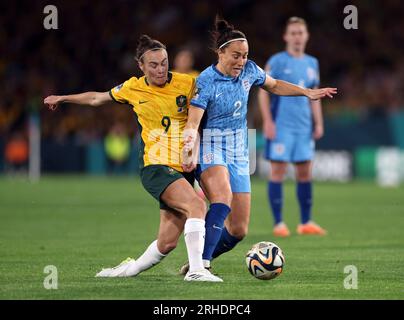 Englands Lucy Bronze und Australiens Caitlin Foord (links) kämpfen beim Halbfinalspiel der FIFA Women's World Cup im Stadium Australia, Sydney, um den Ball. Bilddatum: Mittwoch, 16. August 2023. Stockfoto