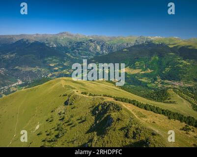 Luftaufnahme der Serra Cavallera im Sommer. Im Hintergrund Gipfeln Puigmal und das Núria-Tal über die Ribes- und Pardines-Täler Ripollès Spanien Stockfoto