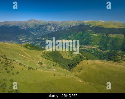 Luftaufnahme der Serra Cavallera im Sommer. Im Hintergrund Gipfeln Puigmal und das Núria-Tal über die Ribes- und Pardines-Täler Ripollès Spanien Stockfoto