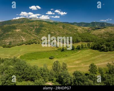 Luftaufnahme der Umgebung des Montcortès-Sees an einem Sommernachmittag (Pallars Sobirà, Lleida, Katalonien, Spanien, Pyrenäen) Stockfoto