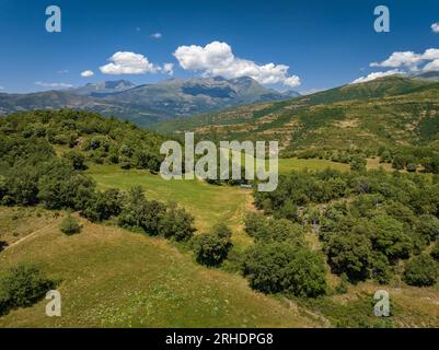 Luftaufnahme der Umgebung des Montcortès-Sees an einem Sommernachmittag (Pallars Sobirà, Lleida, Katalonien, Spanien, Pyrenäen) Stockfoto