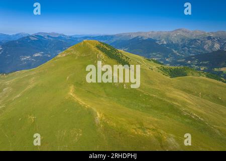 Luftaufnahme des Taga-Gipfels im Gebirge Serra Cavallera. Im Hintergrund Puigmal und die Berge des Ribes-Tals im Sommer (Ripollès, Spanien) Stockfoto