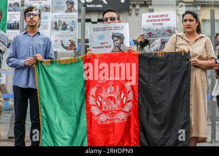 Madrid, Spanien. 15. Aug. 2023. Eine Gruppe von Demonstranten hält während der Demonstration in Madrid eine afghanische Flagge, die zwei Jahre seit dem Rückzug der internationalen Truppen aus Afghanistan und dem Einstieg der Taliban an die Macht im Land gedenkt. Kredit: SOPA Images Limited/Alamy Live News Stockfoto