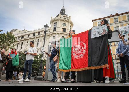 Madrid, Spanien. 15. Aug. 2023. Eine Gruppe von Demonstranten hält während der Demonstration in Madrid eine afghanische Flagge, die zwei Jahre seit dem Rückzug der internationalen Truppen aus Afghanistan und dem Einstieg der Taliban an die Macht im Land gedenkt. Kredit: SOPA Images Limited/Alamy Live News Stockfoto