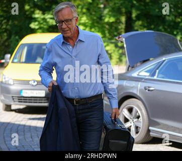 EINGEREICHT AM 01. September 2022, Brandenburg, Potsdam: Dietmar Bartsch, Vorsitzender der Fraktion der Linken im Bundestag, kommt zu der geschlossenen Sitzung der Gruppe. Der linke Fraktionsführer Bartsch tritt aus dem Amt zurück. Er wird bei den Vorstandswahlen am 4. September nicht mehr kandidieren, sagte Bartsch am Mittwoch in einem Brief an die Fraktion, der der Deutschen Presse-Agentur zur Verfügung steht. Foto: Soeren Stache/dpa Stockfoto