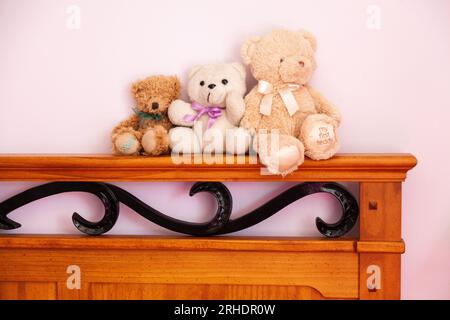 Drei Plüschspielzeug-Teddybären auf dem Bett zum Gedenken an fehlgeleitete Kinder Stockfoto