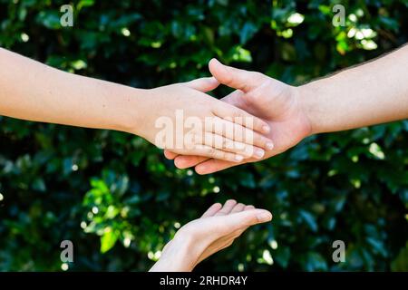 Junge Paare sind kurz davor, sich in einem Wackel der Zustimmung zu verschließen, mit dritter Hand, die das Konzept der Vermittlung und Beratung zeigt Stockfoto