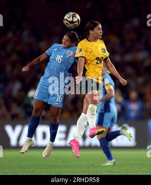 Englands Jess Carter und Australiens Sam Kerr (rechts) kämpfen beim Halbfinalspiel der FIFA Women's World Cup im Stadium Australia, Sydney, um den Ball in der Luft. Bilddatum: Mittwoch, 16. August 2023. Stockfoto