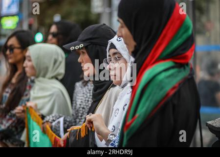 Madrid, Spanien. 15. Aug. 2023. Demonstranten versammeln sich während der Demonstration in Madrid, um den zwei Jahren seit dem Rückzug der internationalen Truppen aus Afghanistan und dem Einzug der Taliban an die Macht im Land zu gedenken. (Foto: David Canales/SOPA Images/Sipa USA) Guthaben: SIPA USA/Alamy Live News Stockfoto