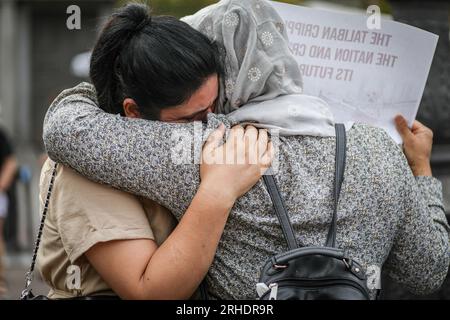 Madrid, Spanien. 15. Aug. 2023. Zwei Frauen begrüßen die Demonstration in Madrid, um den zwei Jahren seit dem Rückzug der internationalen Truppen aus Afghanistan und dem Machteintritt der Taliban im Land zu gedenken. (Foto: David Canales/SOPA Images/Sipa USA) Guthaben: SIPA USA/Alamy Live News Stockfoto