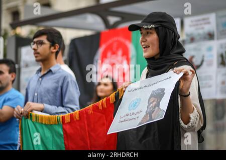 Madrid, Spanien. 15. Aug. 2023. Während der Demonstration in Madrid zum Gedenken an die zwei Jahre seit dem Rückzug der internationalen Truppen aus Afghanistan und dem Einstieg der Taliban in das Land hält ein Protestteilnehmer ein Plakat. (Foto: David Canales/SOPA Images/Sipa USA) Guthaben: SIPA USA/Alamy Live News Stockfoto