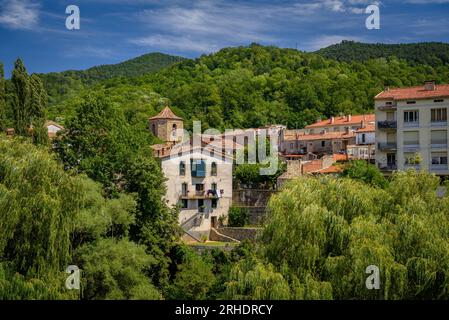 Glockenturm des Klosters Sant Joan de les Abadesses über der Stadt und am Ufer des Flusses Ter, Ripollès Girona Katalonien, Spanien, Pyrenäen Stockfoto