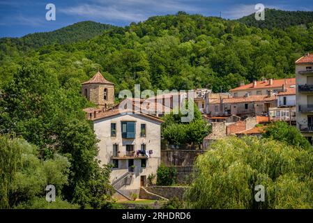 Glockenturm des Klosters Sant Joan de les Abadesses über der Stadt und am Ufer des Flusses Ter, Ripollès Girona Katalonien, Spanien, Pyrenäen Stockfoto