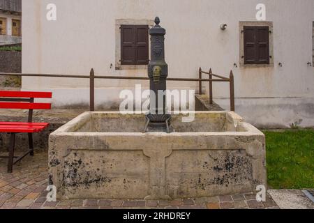 Ein Trinkwasserbrunnen im Bergdorf Magnanins bei Rigolato in Carnia, Friaul-Julisch Venetien, Nordost-Italien Stockfoto